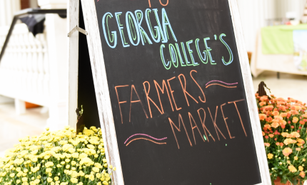 Farmers market sign that reads Welcome to Georgia College's Farmers Market
